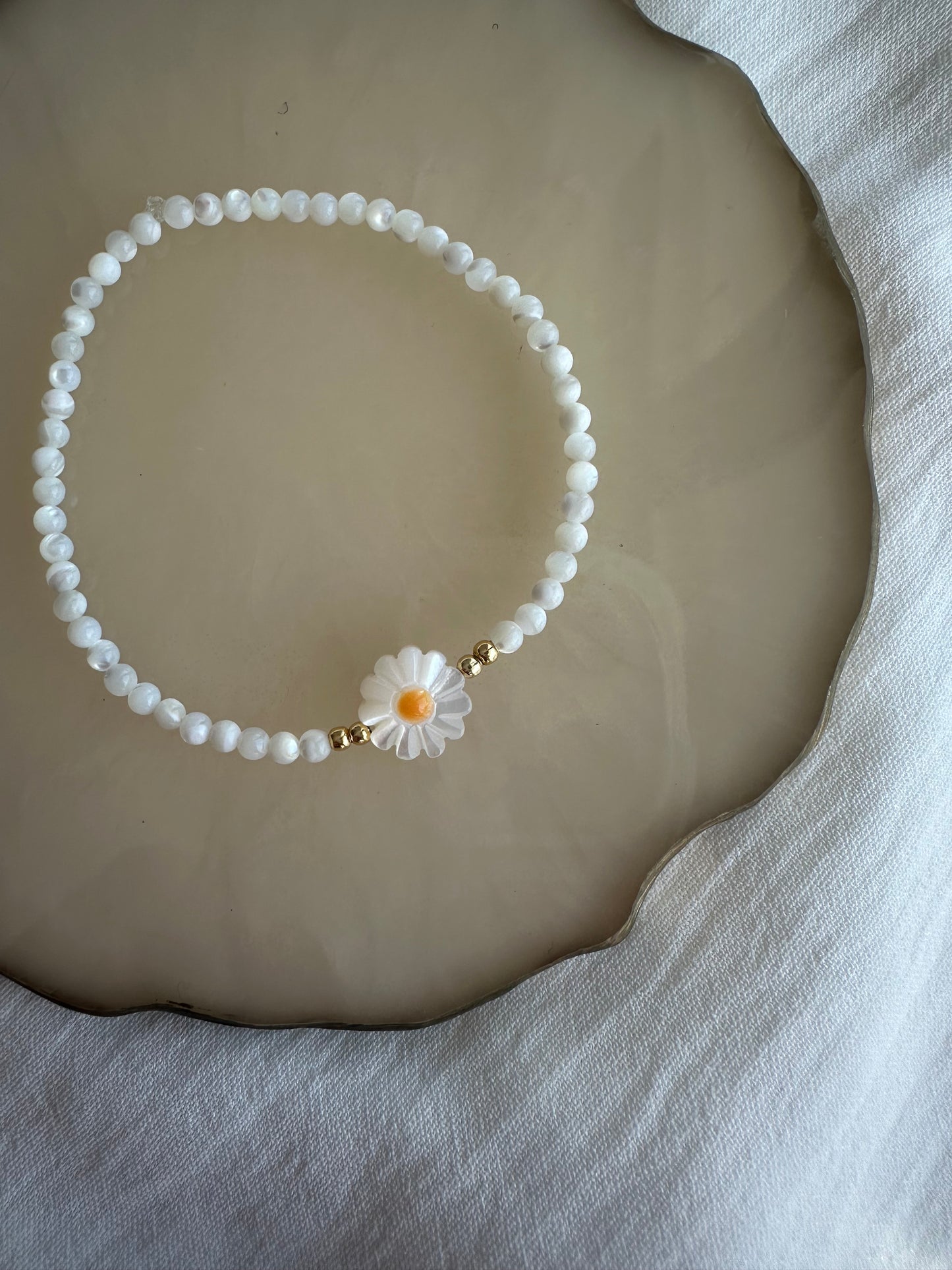 Perlenarmband mit Weißen Glasperlen und Gänseblümchen Anhänger - 10403