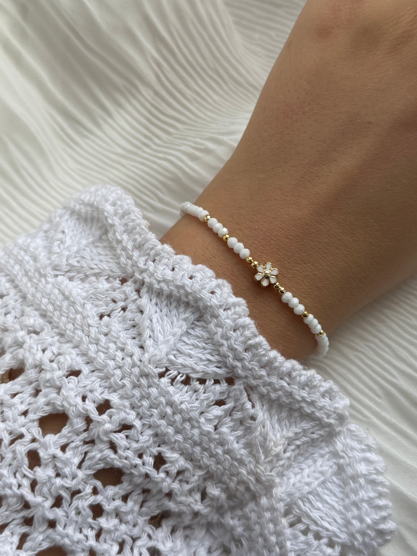 Perlenarmband mit Weißen Kristallperlen, Goldenen Perlen + Blumen Anhänger - 111174