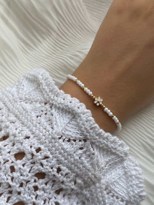 Perlenarmband mit Weißen Kristallperlen, Goldenen Perlen + Blumen Anhänger - 111174