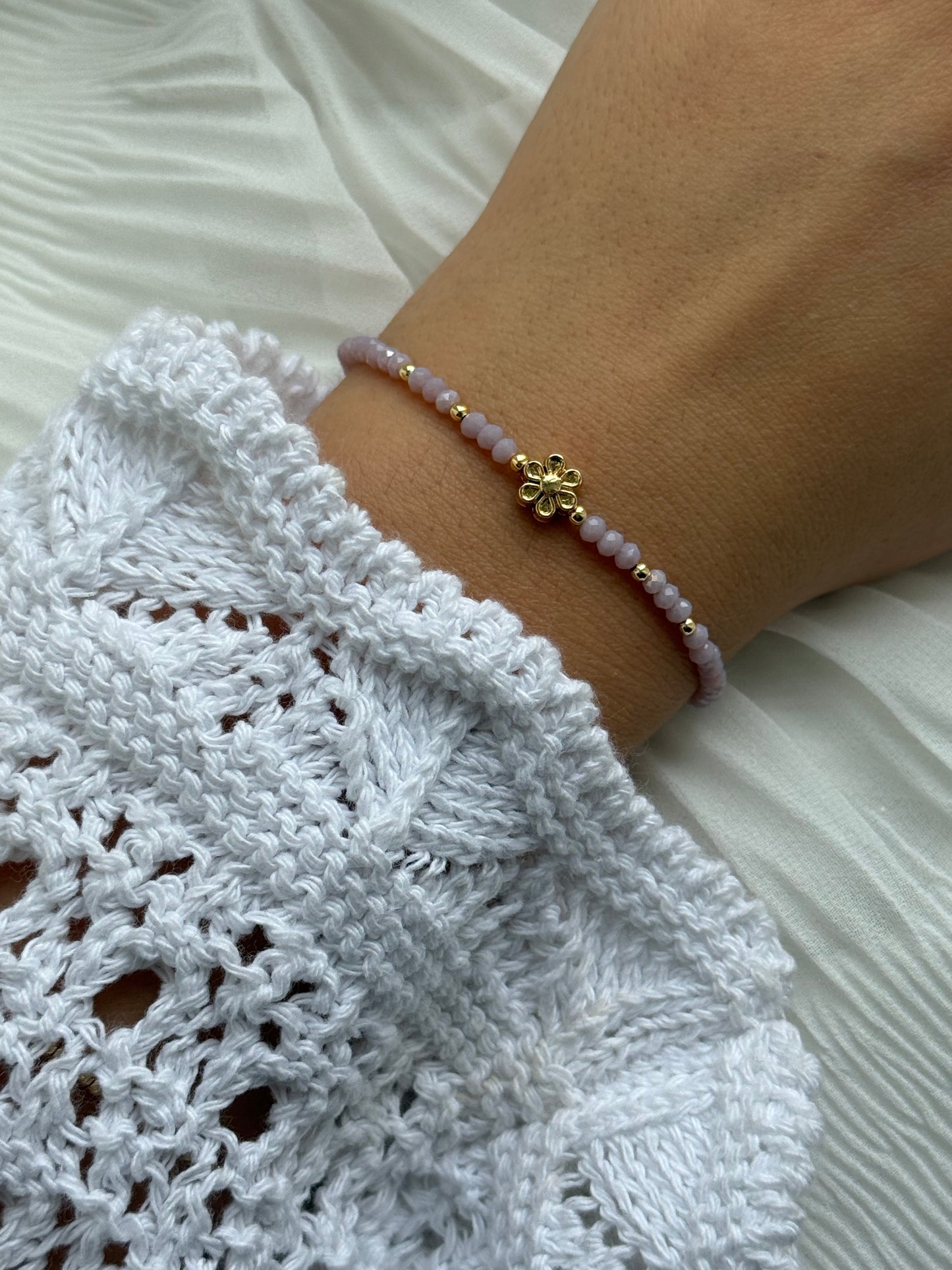 Perlenarmband mit Flieder Kristallperlen, Goldenen Details + Blumen Anhänger - 111190