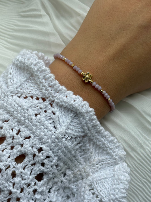 Perlenarmband mit Flieder Kristallperlen, Goldenen Details + Blumen Anhänger - 111190