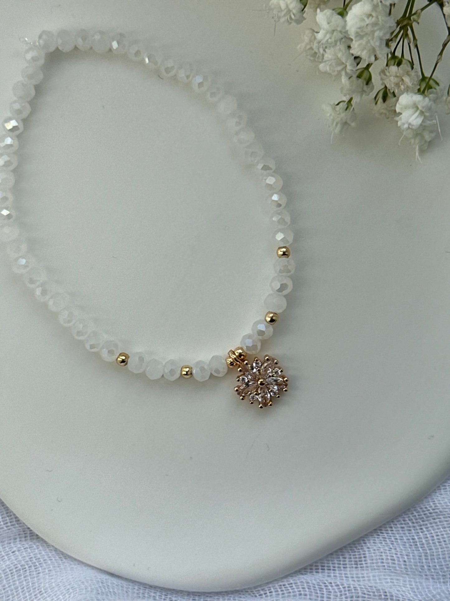 Perlenarmband mit Weißen Kristallperlen und Zirkonia Blumen Anhänger - 10558