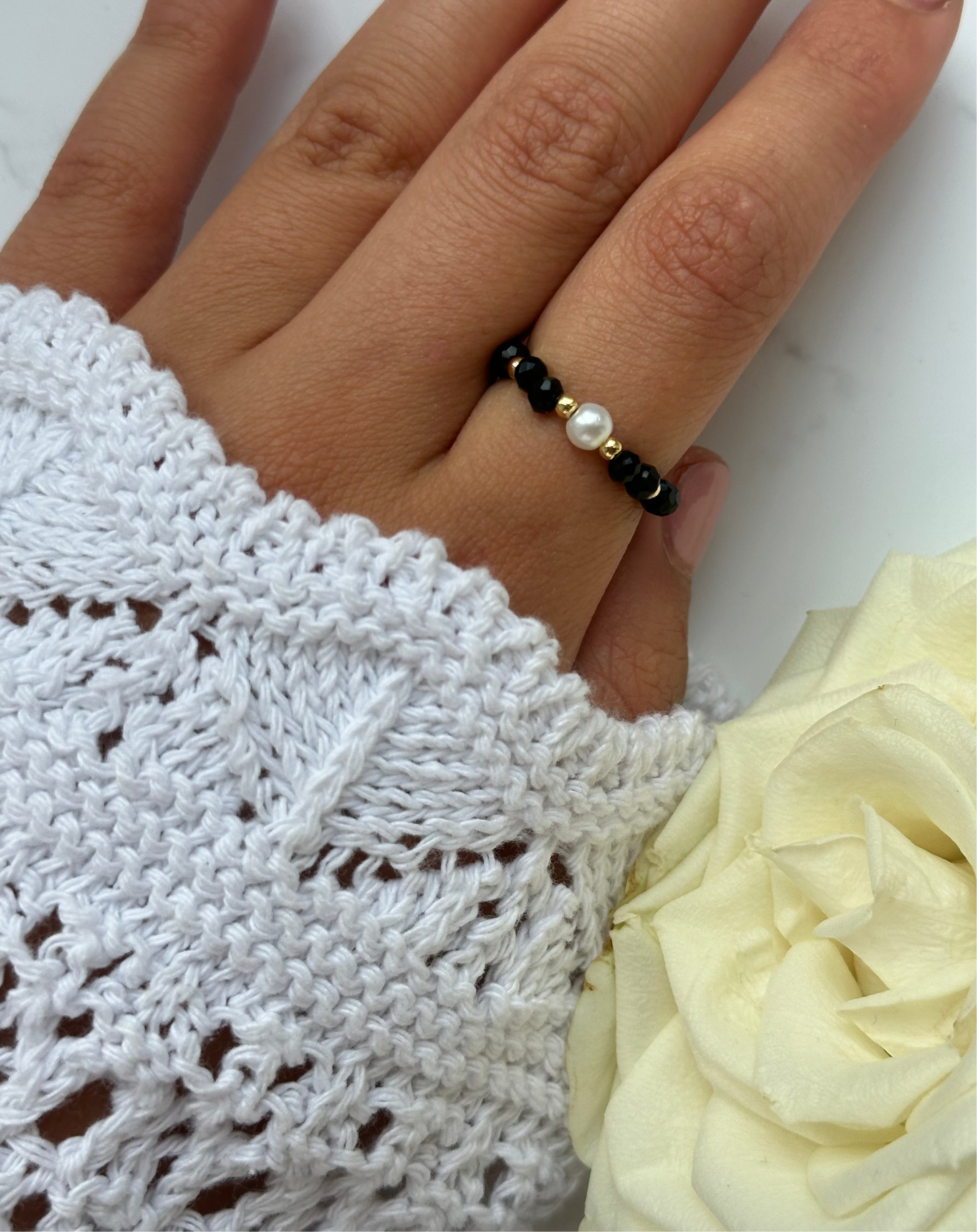 Perlenring mit Schwarzen Kristallperlen und Goldenen Details + Perle - 10915