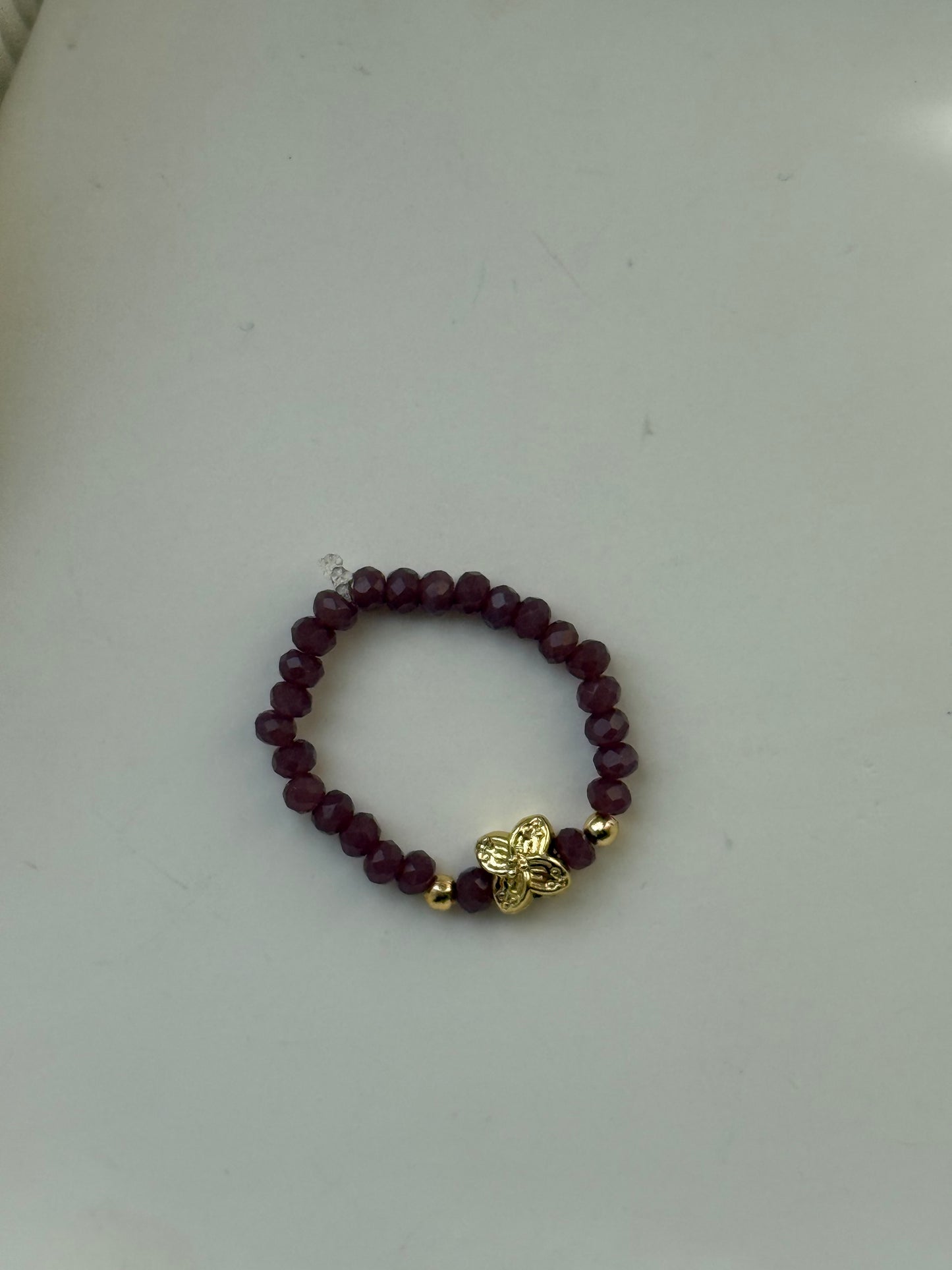 Perlenring mit Braunen Kristallperlen, Goldenen Details + Kleeblatt Anhänger - 111195