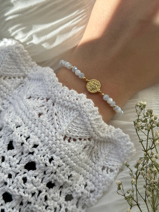 Perlenarmband mit Weißen, Blauen Kristallperlen, Goldenen Perlen + Goldene Taler Anhänger - 2106