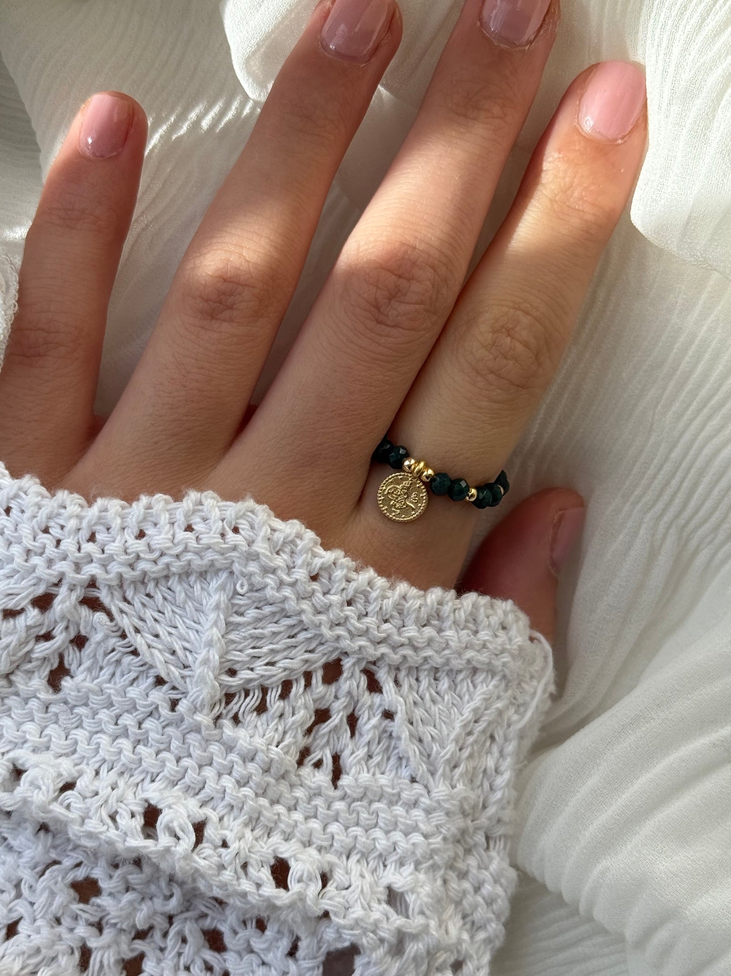 Perlenring mit Dunkelgrünen Kristallperlen, Goldenen Details + goldene Taler Anhänger - 111201