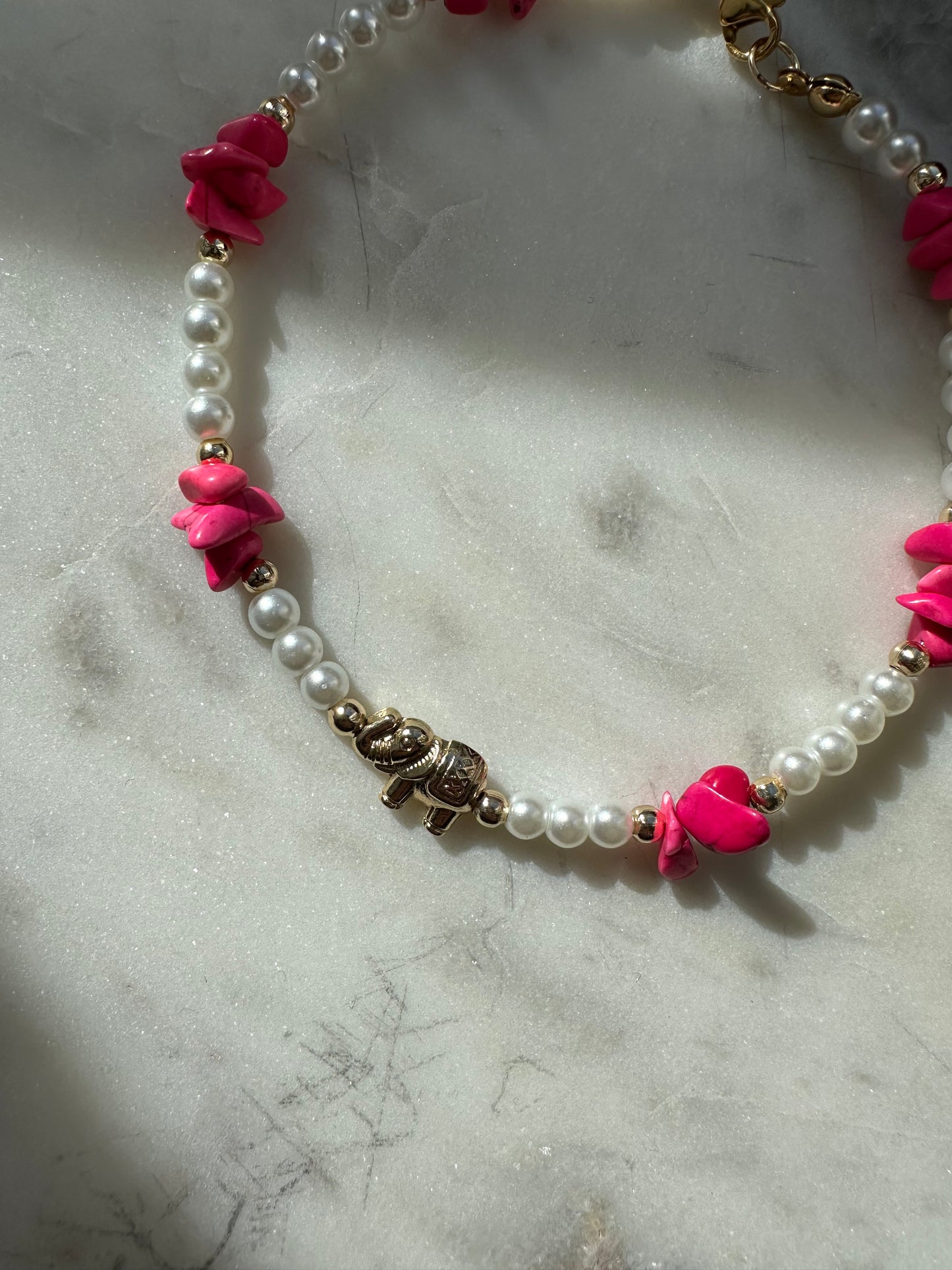 Fußkette mit weißen Perlen und Pinken Edelsteilen und Elefanten Anhänger - 10088