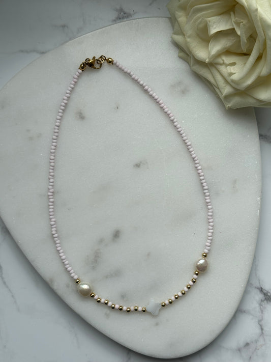 Perlenkette mit Rosa Perlen, Süßwasserperlen und Goldenen Perlen + Kleeblatt Anhänger - 10923