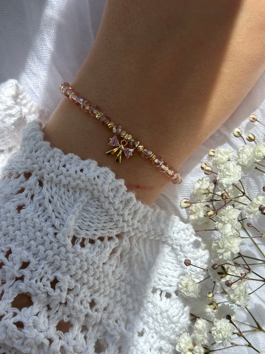 Perlenarmband mit Rose Kristallperlen und goldenen Details + Schleifen Anhänger - 10740