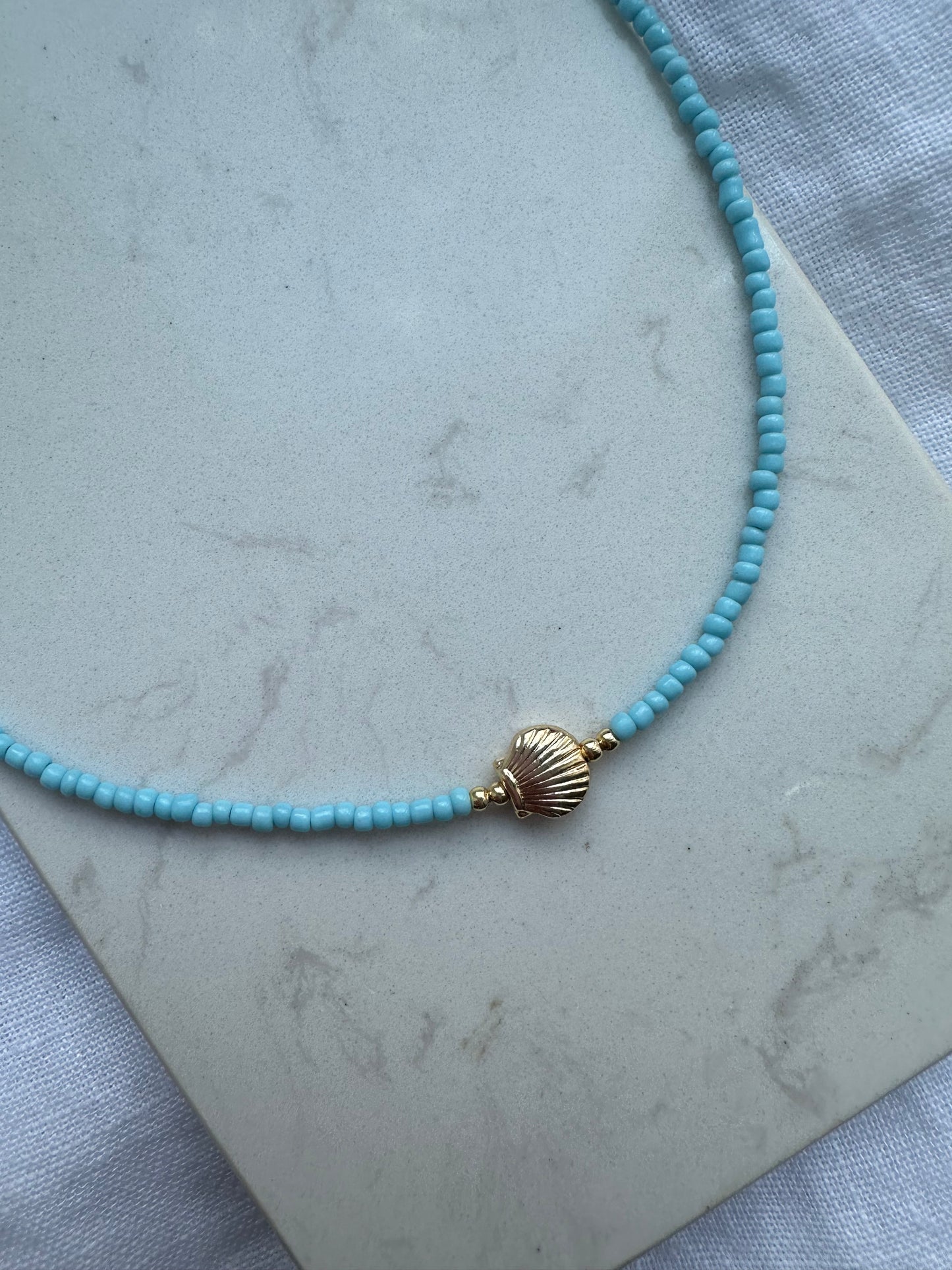 Perlenkette mit Blauen Perlen und Muschel Anhänger - 10163