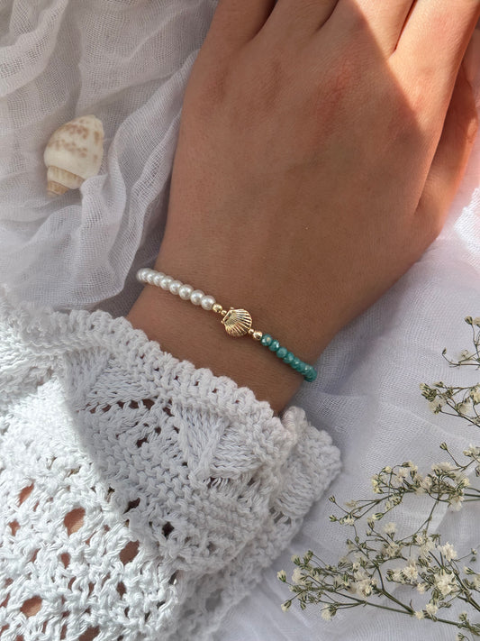 Perlenarmband half and half mit Türkisen Kristallperlen, Weißen Perlen und Goldenen Perlen + Muschel Anhänger - 10844