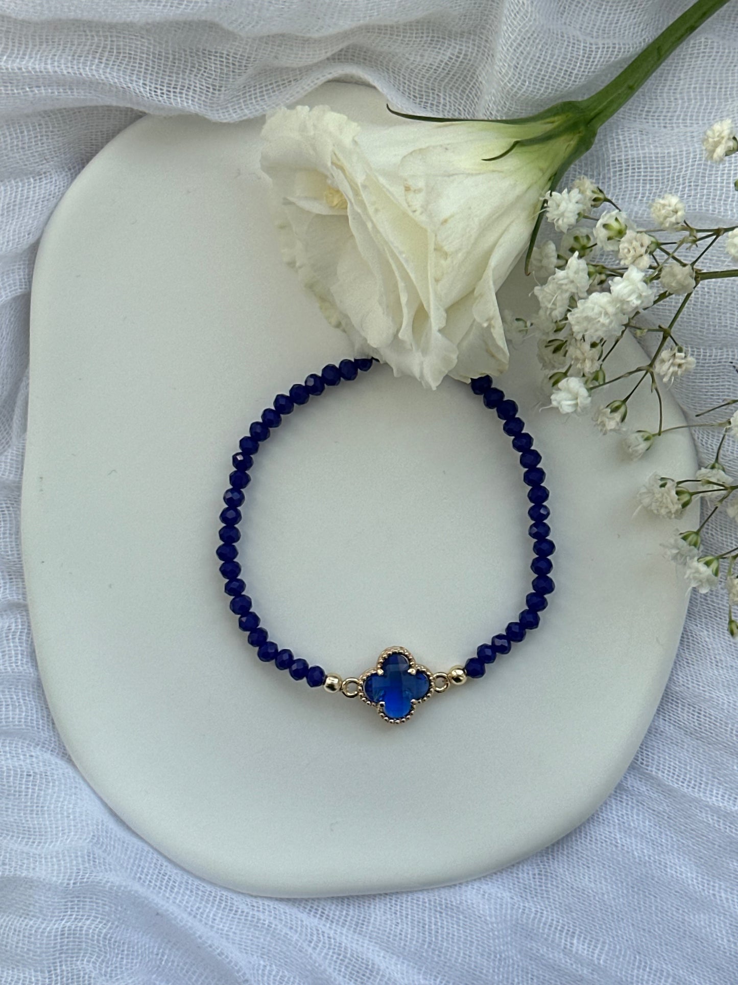 Perlenarmband mit Dunkelblauen Kristallperlen und Kleeblatt Anhänger - 10541