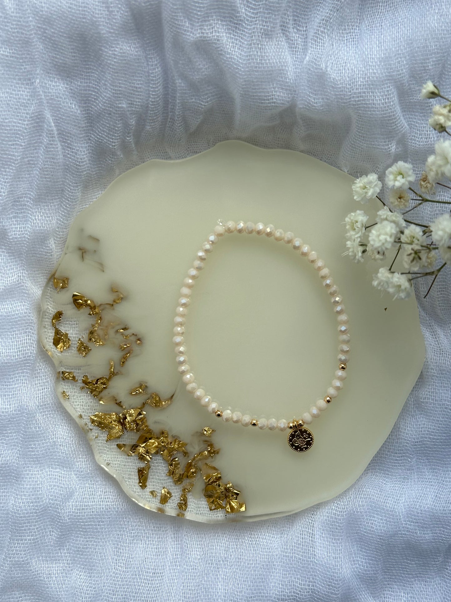 Perlenarmband mit Beigen Kristallperlen und Goldenen Taler Anhänger - 10508