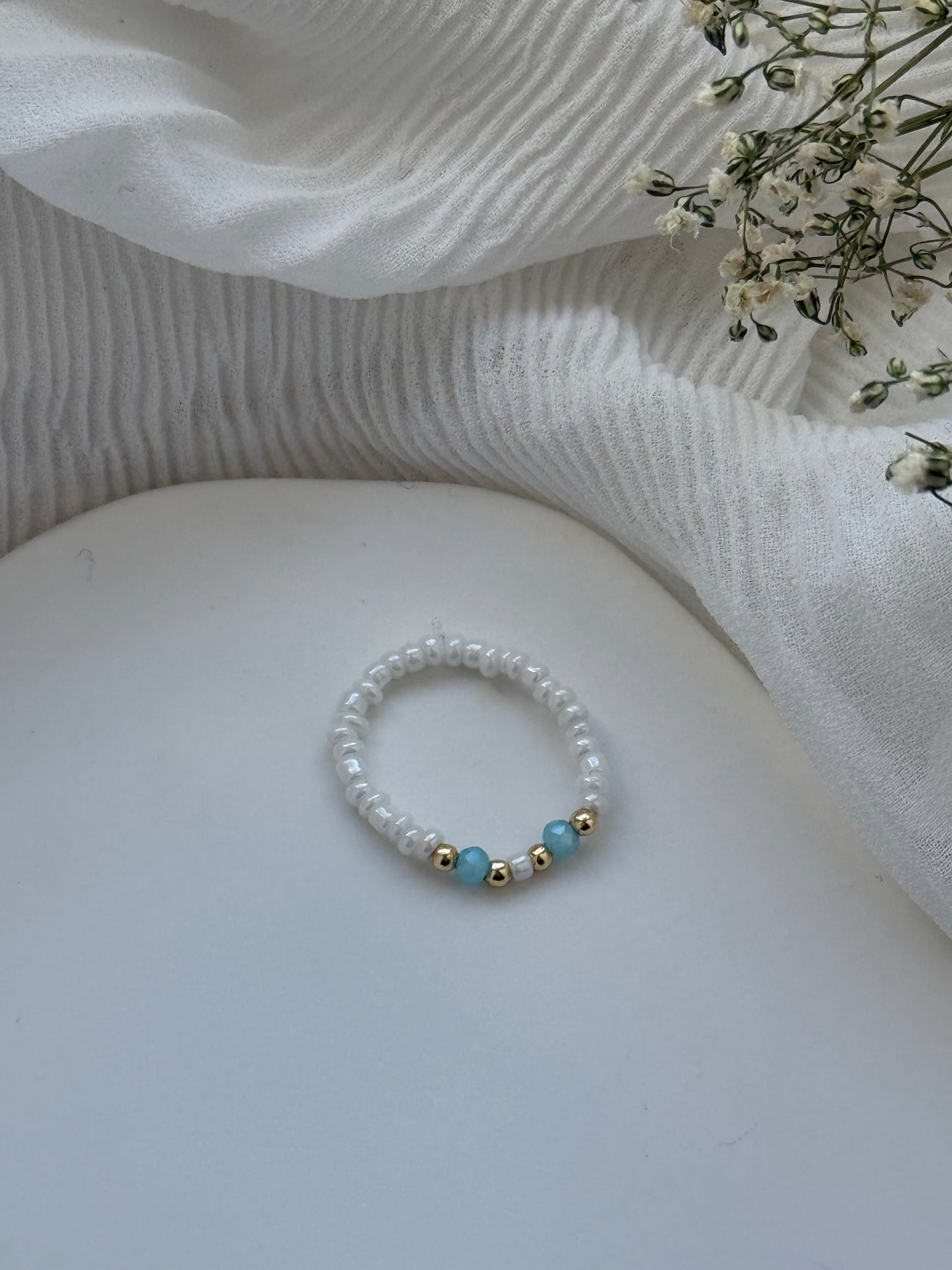 Perlenring mit Weißen Perlen und Blauen Kristallperlen und Goldenen Details - 2137