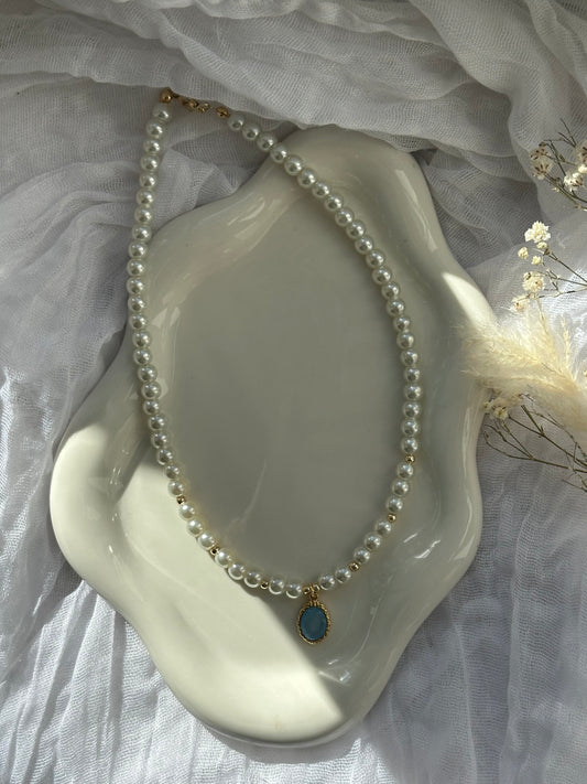 Perlenkette mit Weißen Glasperlen und einem Blauen Stein - 10661