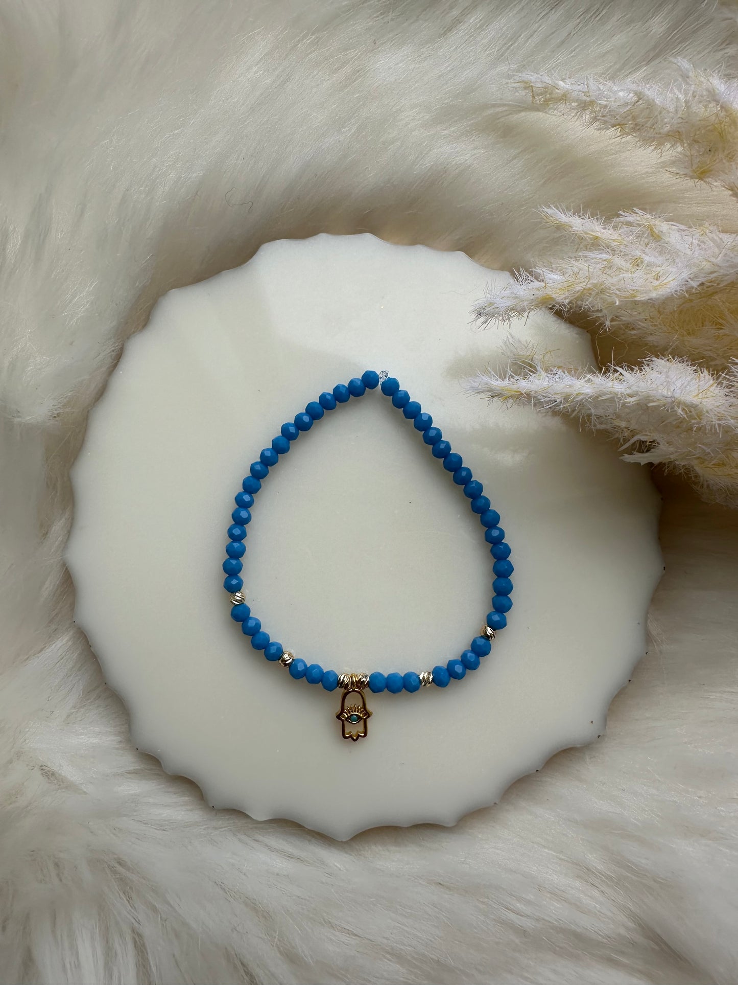 Perlenarmband mit Blauen Kristallperlen und Fatimas Hand Anhänger - 10359
