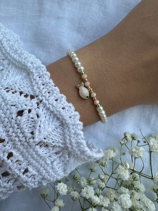 Perlenarmband mit Weißen und Beigen Kristallperlen und Fisch Anhänger - 10437