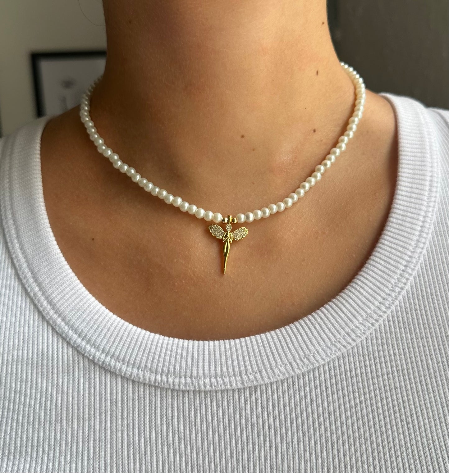 Perlenkette mit Weißen Perlen und Goldenen Perlen + Engel Anhänger - 10928
