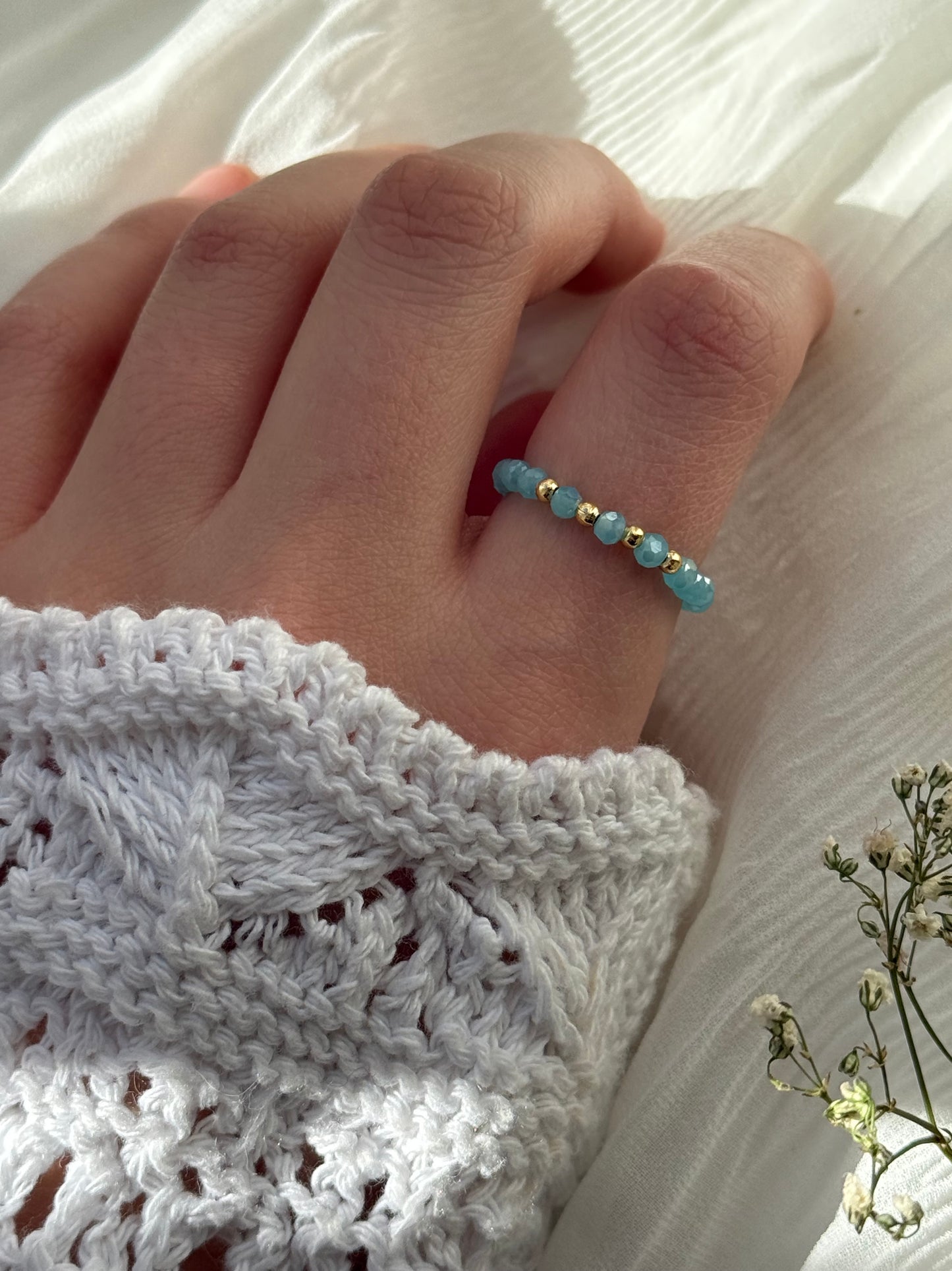 Perlenring mit Blauen Kristallperlen und Goldenen Perlen - 2146