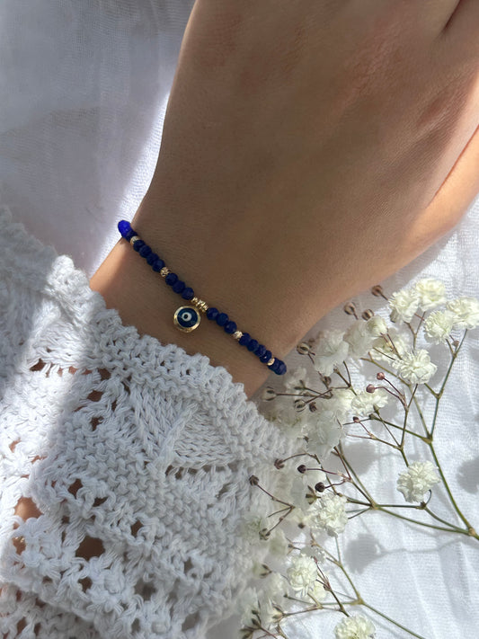 Perlenarmband mit Dunkelblauen Kristallperlen und goldenen Details + Nazar Anhänger - 10765