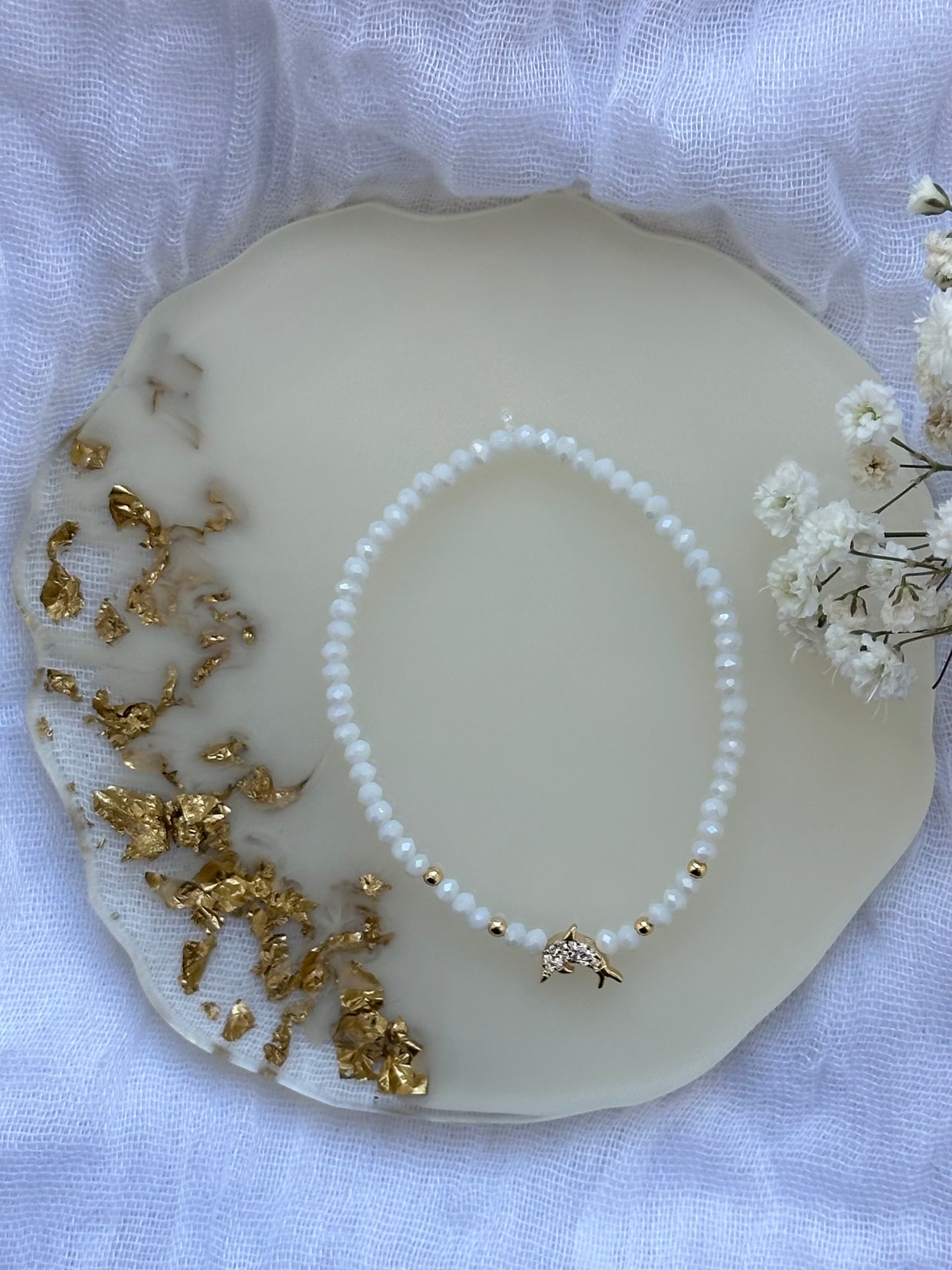 Perlenarmband mit Weißen Kristallperlen und Delfin Anhänger - 10499