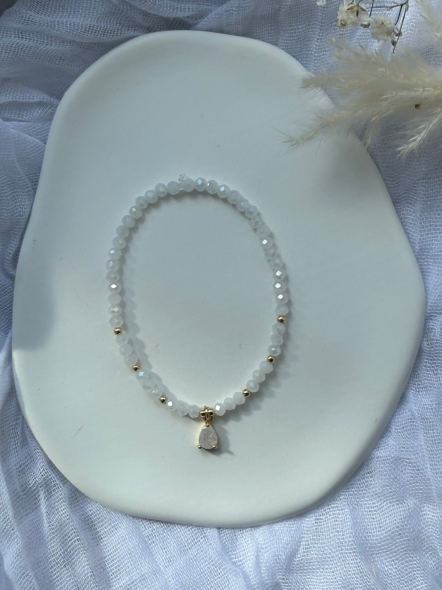 Perlenarmband mit Weißen Kristallperlen + Tropfen Anhänger - 10679