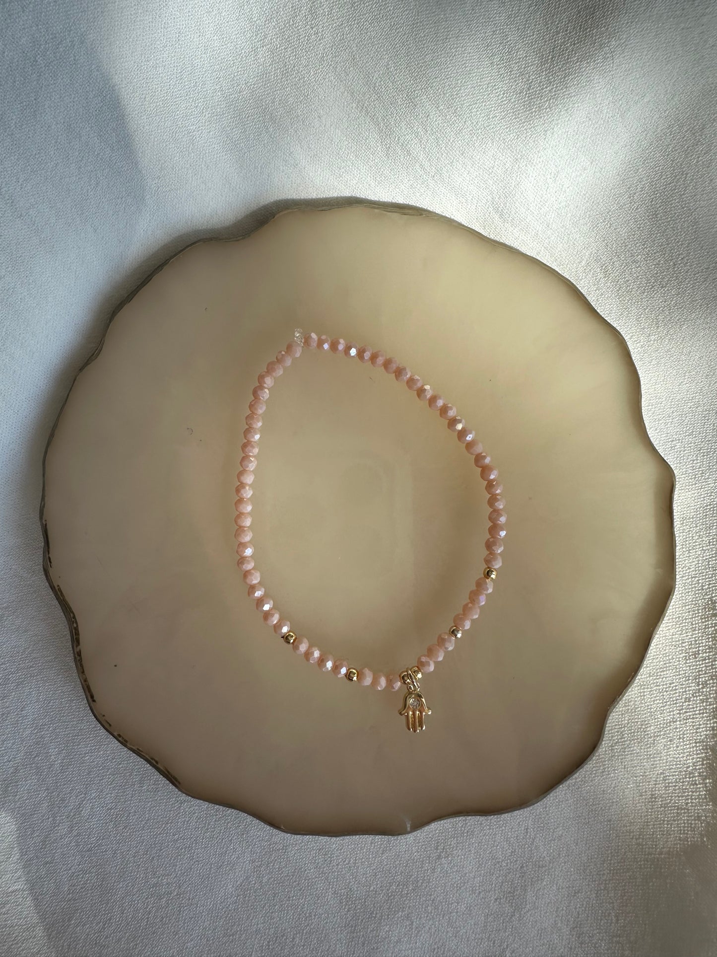 Perlenarmband mit Beigen Kristallperlen und Fatimas Hand Anhänger - 10267