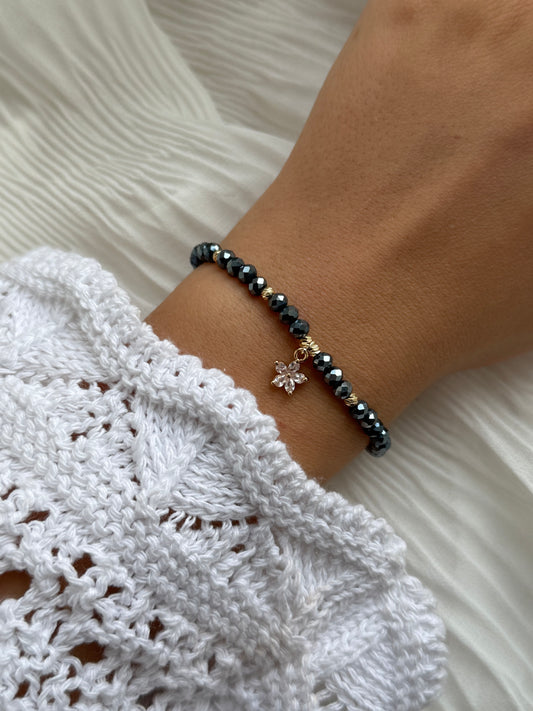 Perlenarmband mit Dunkelblauen Kristallperlen, Goldenen Perlen + Blumen Anhänger - 111179