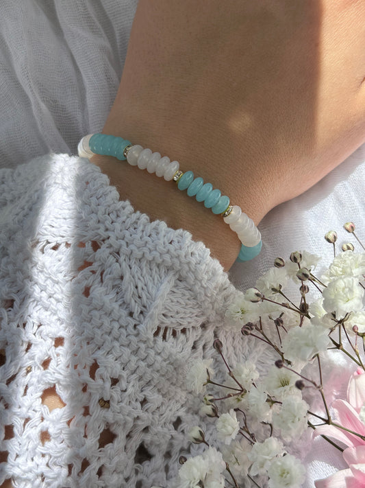 Perlenarmband mit Blauen und Weißen Perlen und goldenen Details - 10769