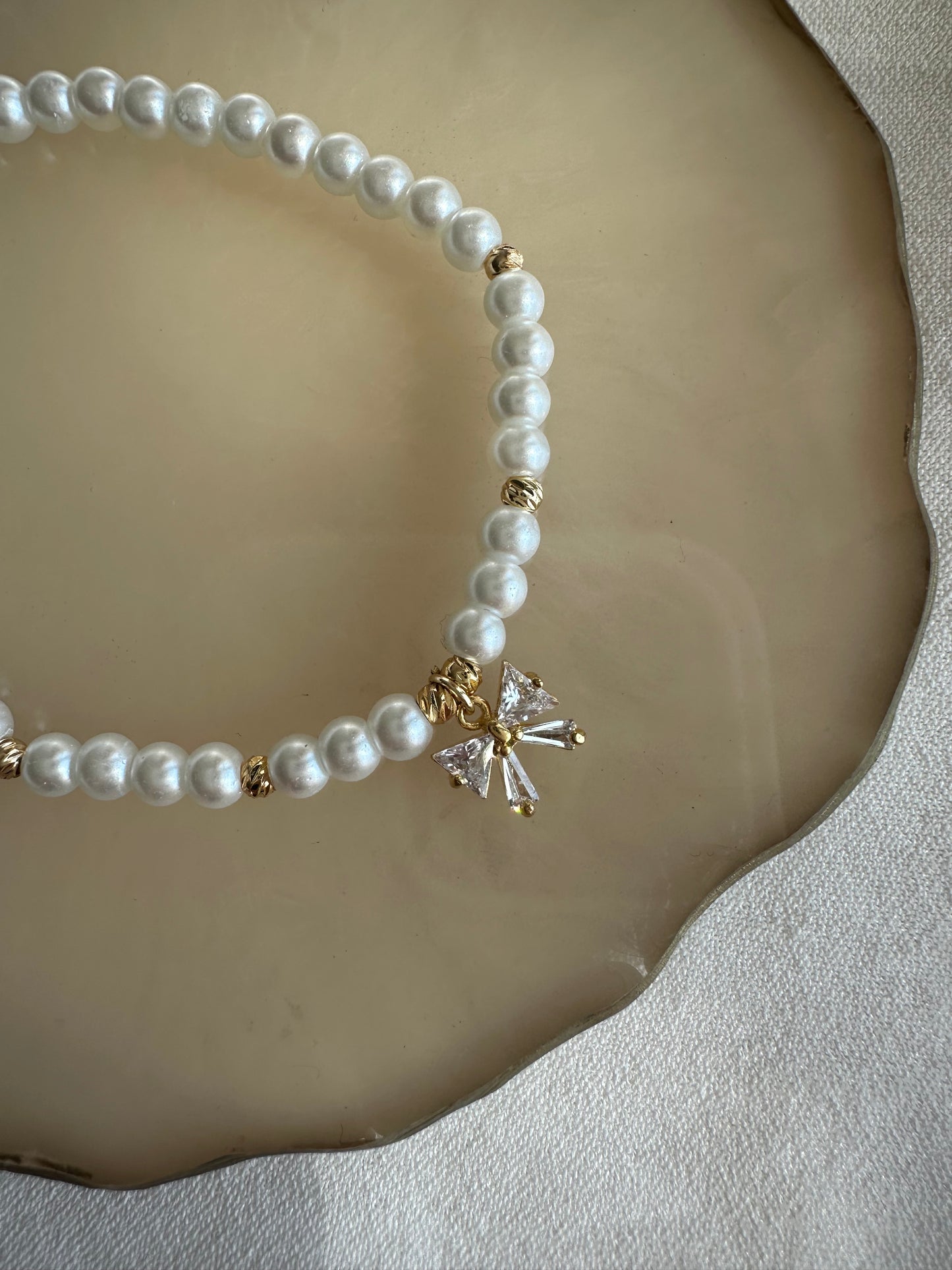 Perlenarmband mit Weißen Glasperlen und Schleifen Anhänger - 10463