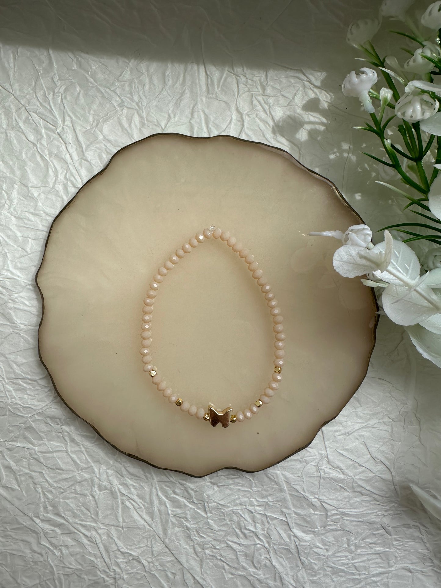 Perlenarmband mit Beigen Perlen und Schmetterling Anhänger - 10243