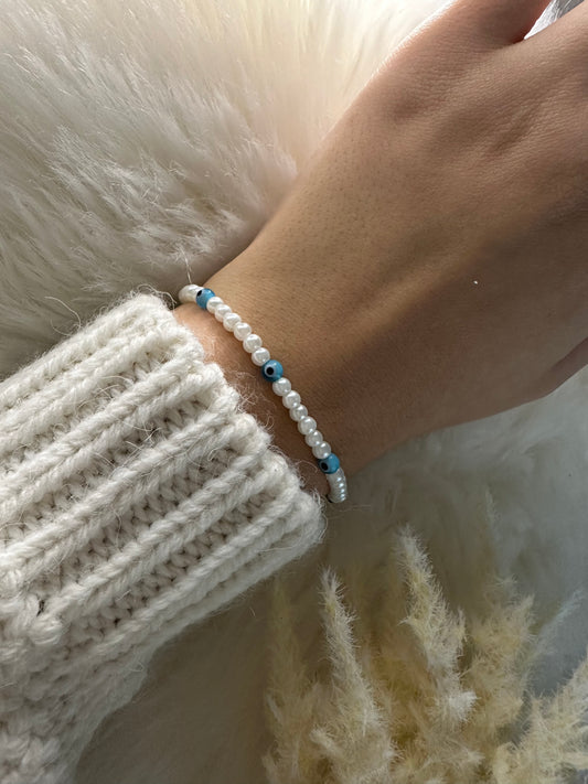 Perlenarmband mit weißen Perlen und kleinen Evil eye / Nazar Perlen - 10304