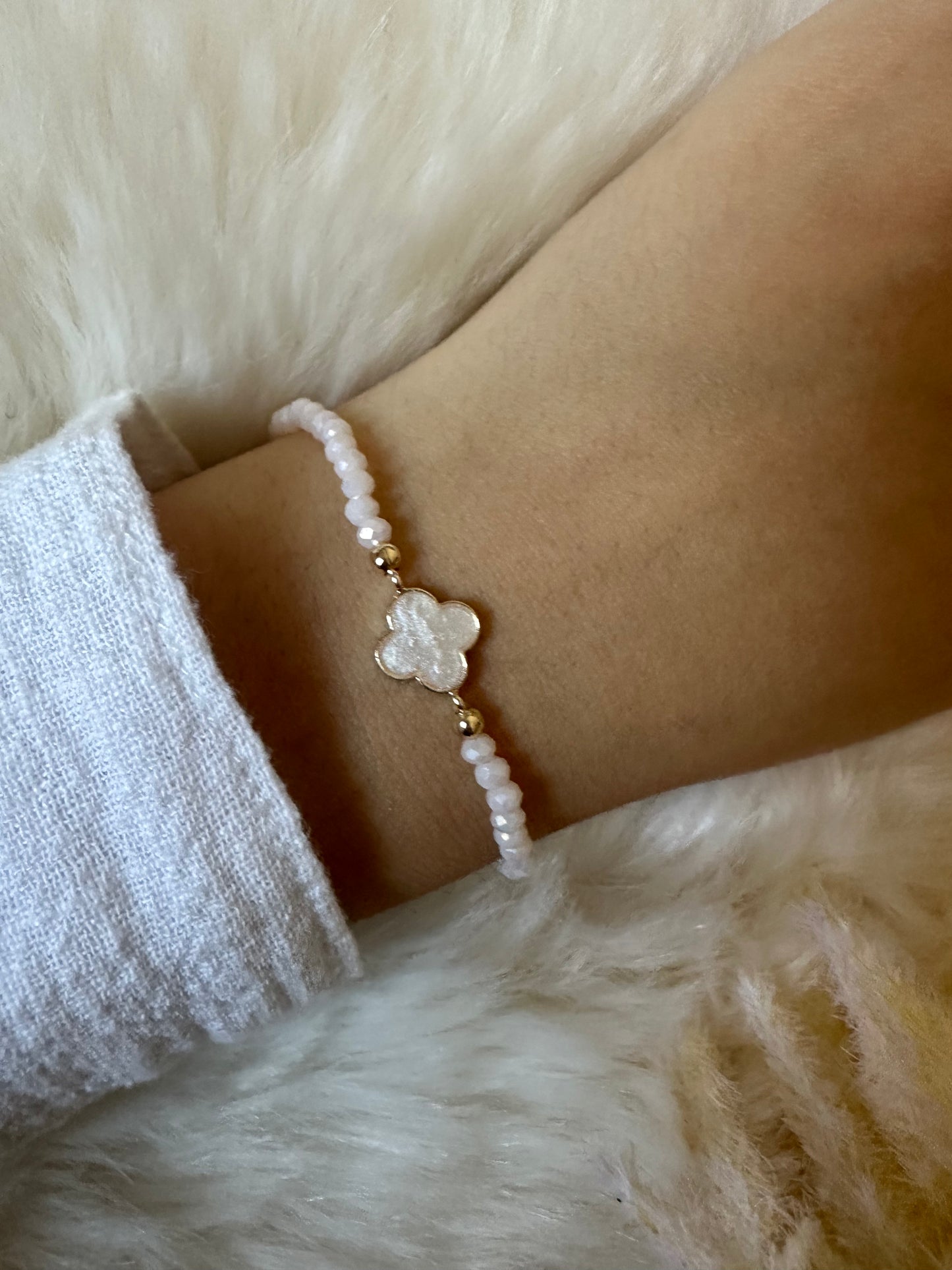 Perlenarmband mit beigen Kristallperlen und Kleeblatt Anhänger - 10450