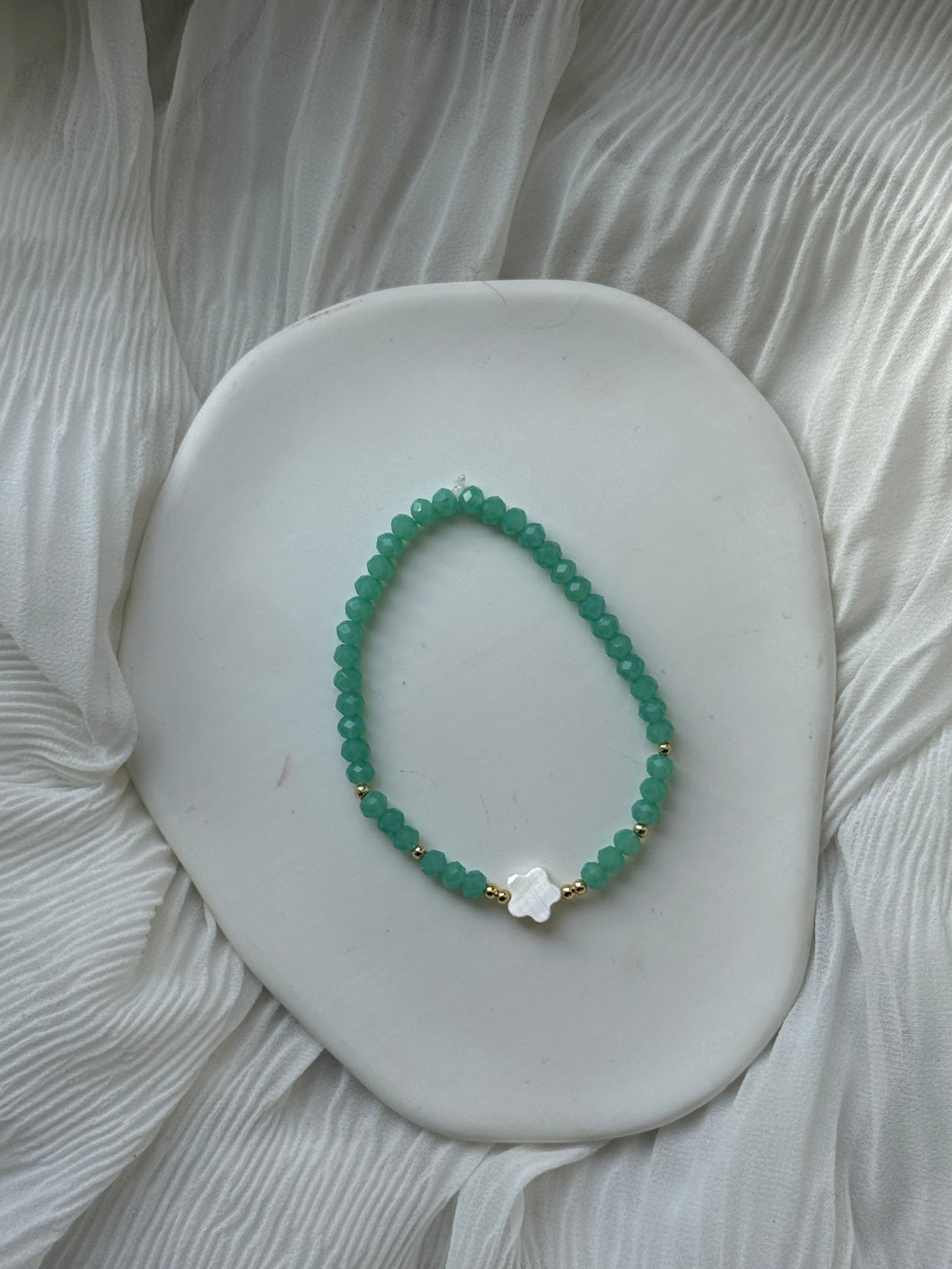 Perlenarmband mit Grünen Kristallperlen und Goldenen Perlen + Perlmutt Blume - 111221