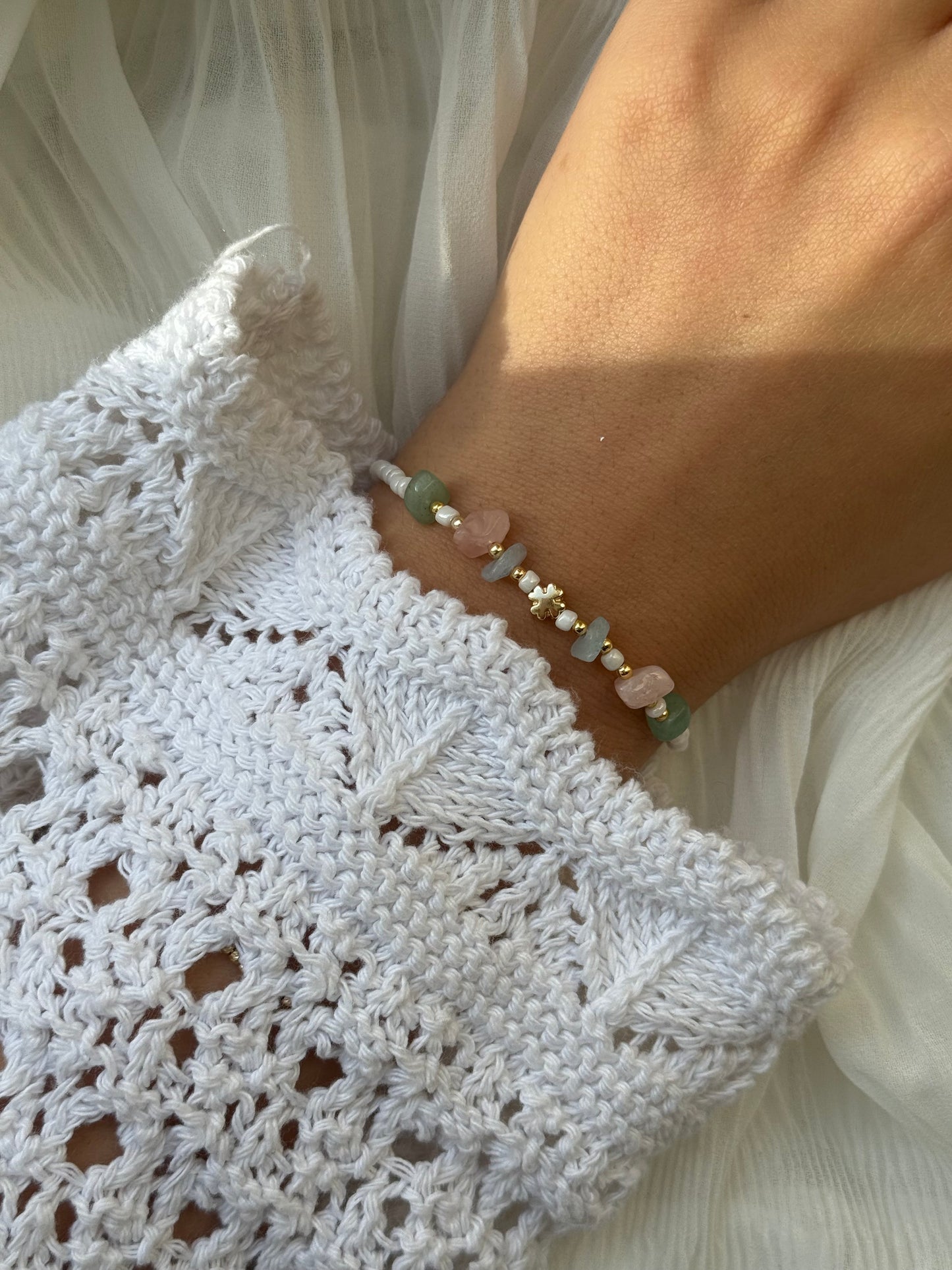 Perlenarmband mit Weißen Perlen, Edelsteinperlen und Goldenen Perlen + Kleeblatt Anhänger - 111215