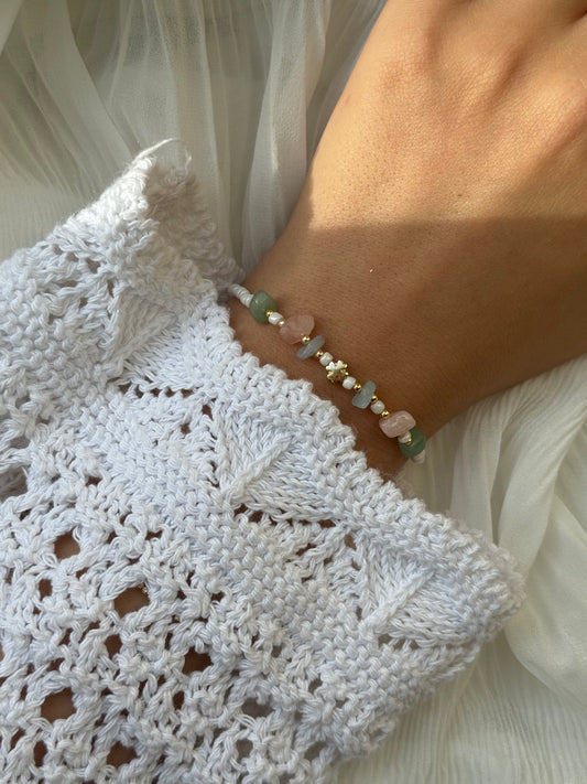 Perlenarmband mit Weißen Perlen, Edelsteinperlen und Goldenen Perlen + Kleeblatt Anhänger - 111215