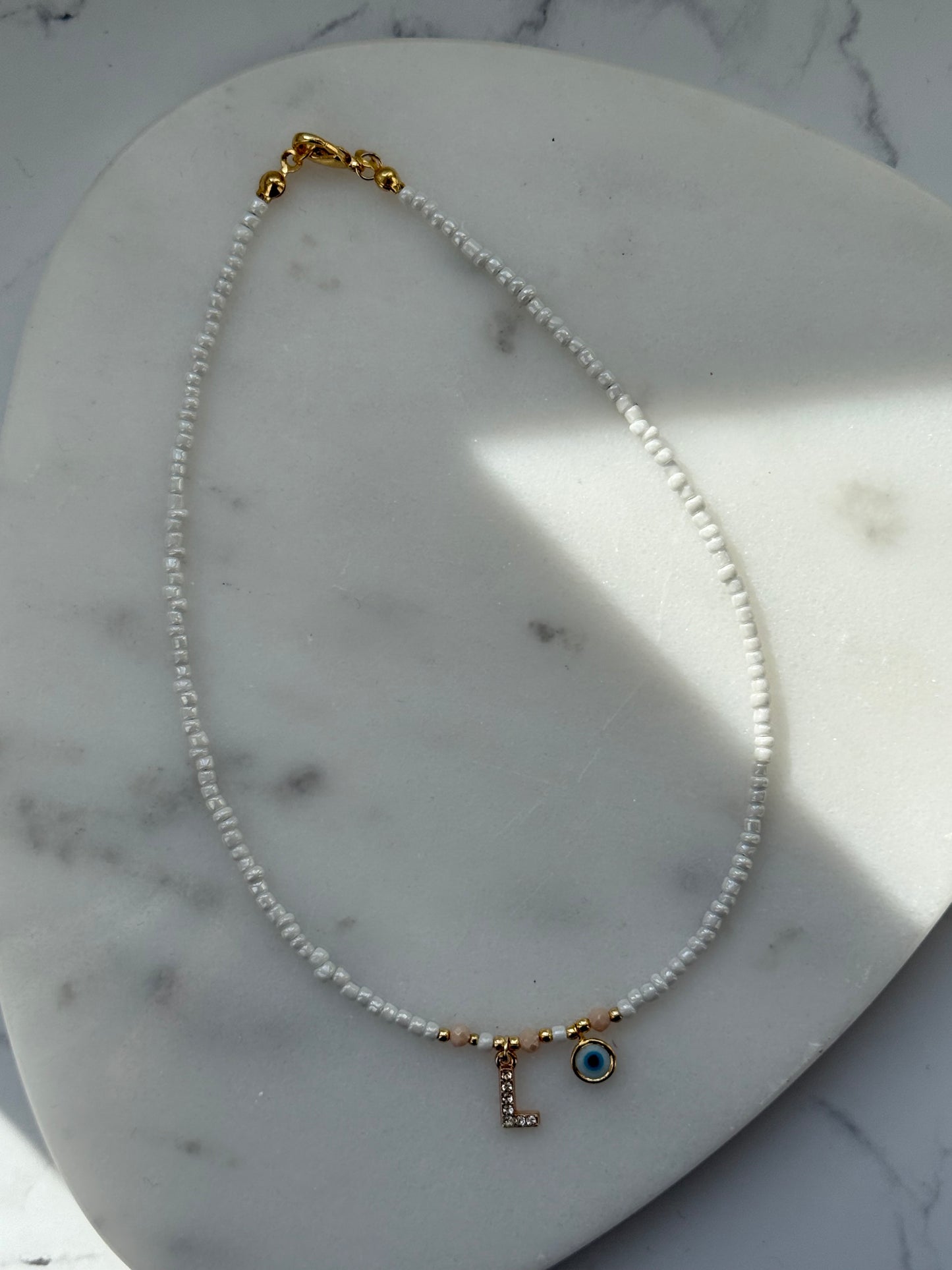 Perlenkette personalisiert mit Weißen / Beigen Perlen und Goldenen Perlen + Nazar Anhänger - 10956