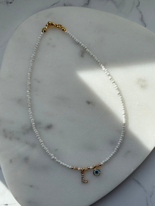 Perlenkette personalisiert mit Weißen / Beigen Perlen und Goldenen Perlen + Nazar Anhänger - 10956