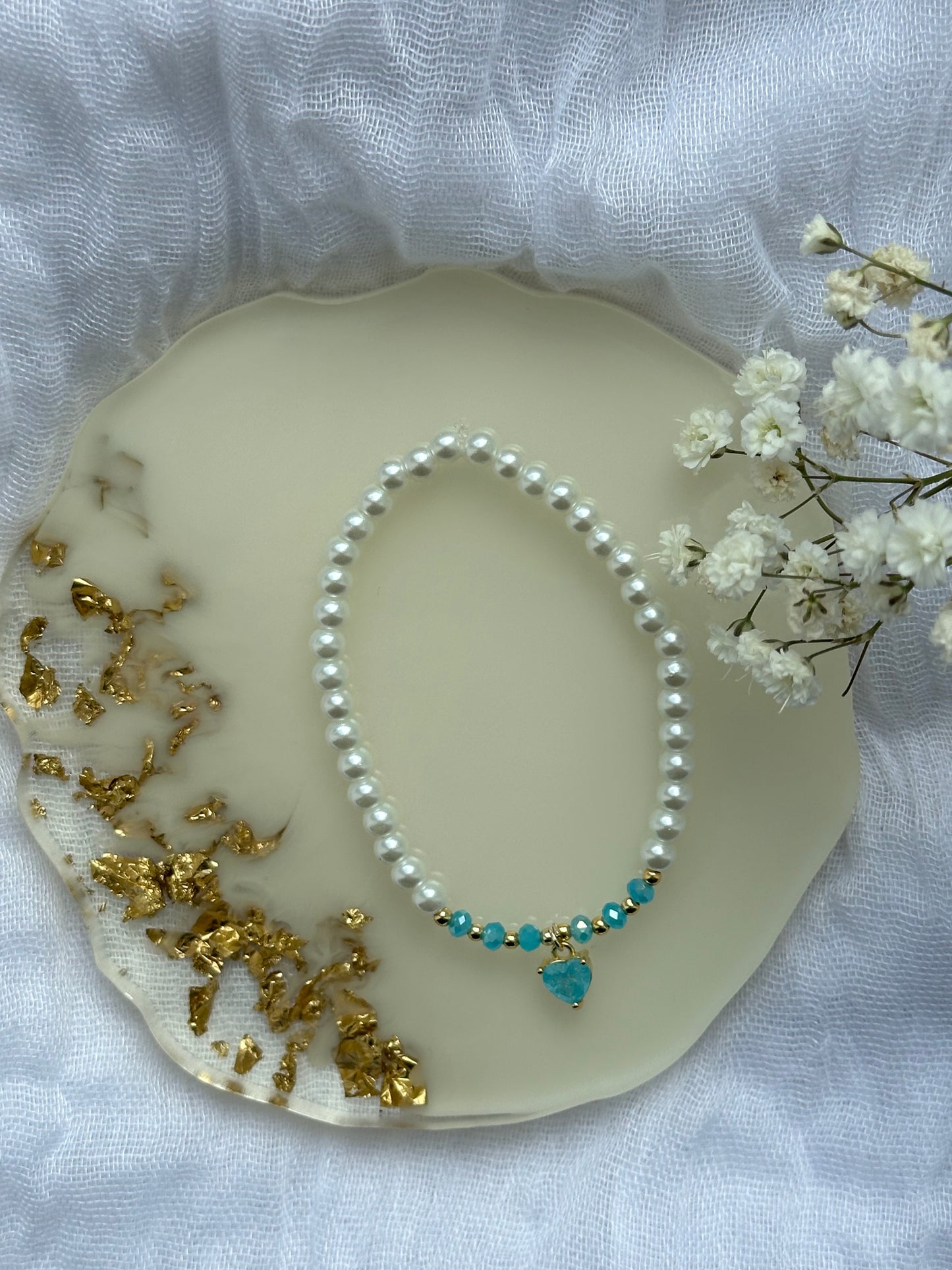 Perlenarmband mit Weißen Glasperlen und Blauen Kristallperlen und Herz Anhänger - 10520