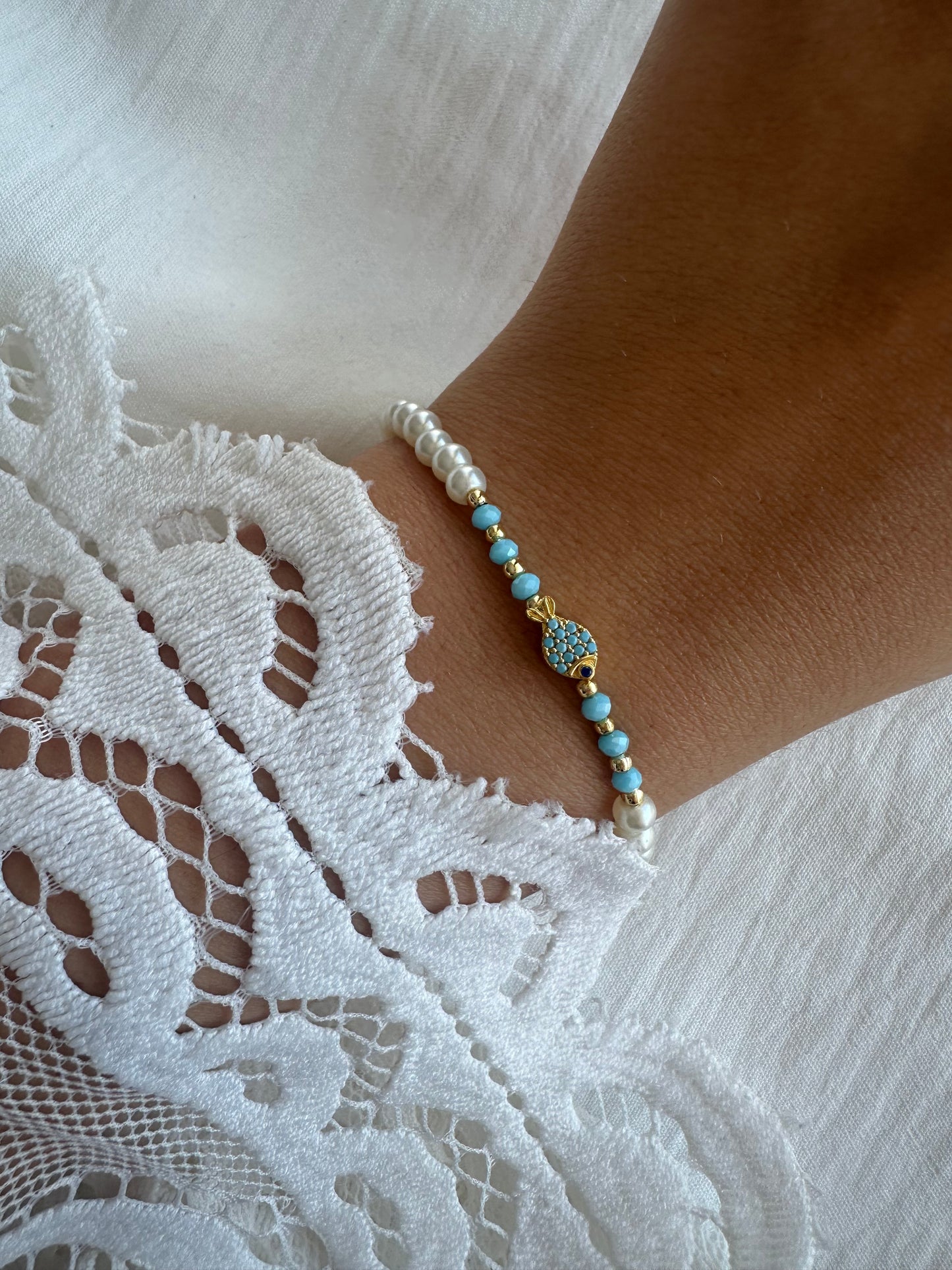 Perlenarmband mit Weißen Glasperlen und Blauen Kristallperlen + Fisch Anhänger - 10262
