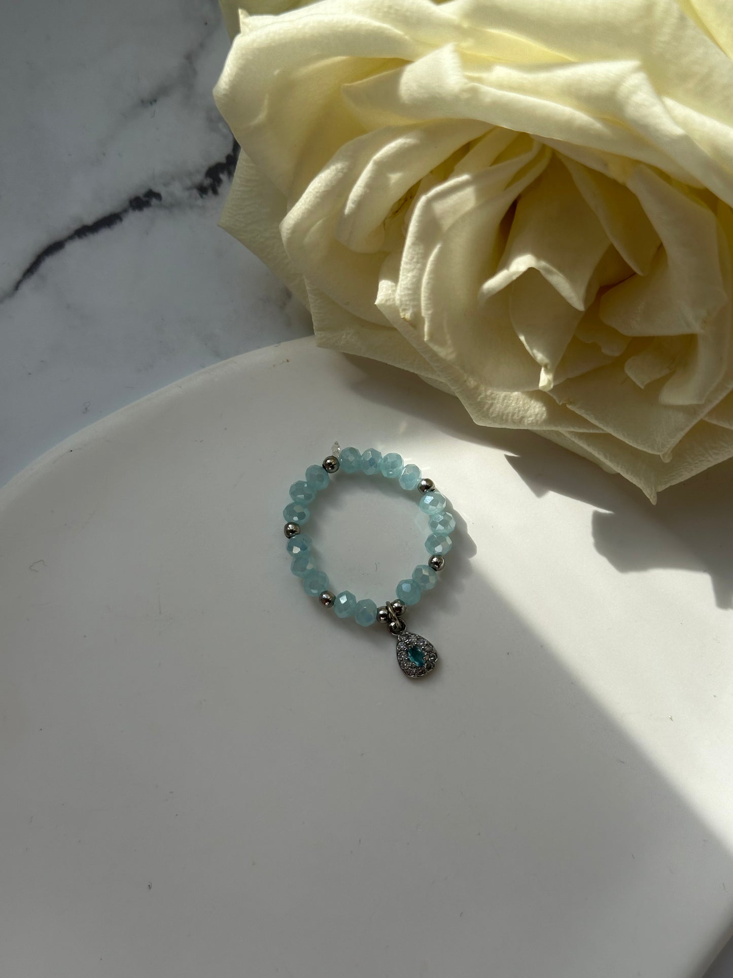 Perlenring mit Blauen Kristallperlen und Silber Details + Tropfen Anhänger - 10914