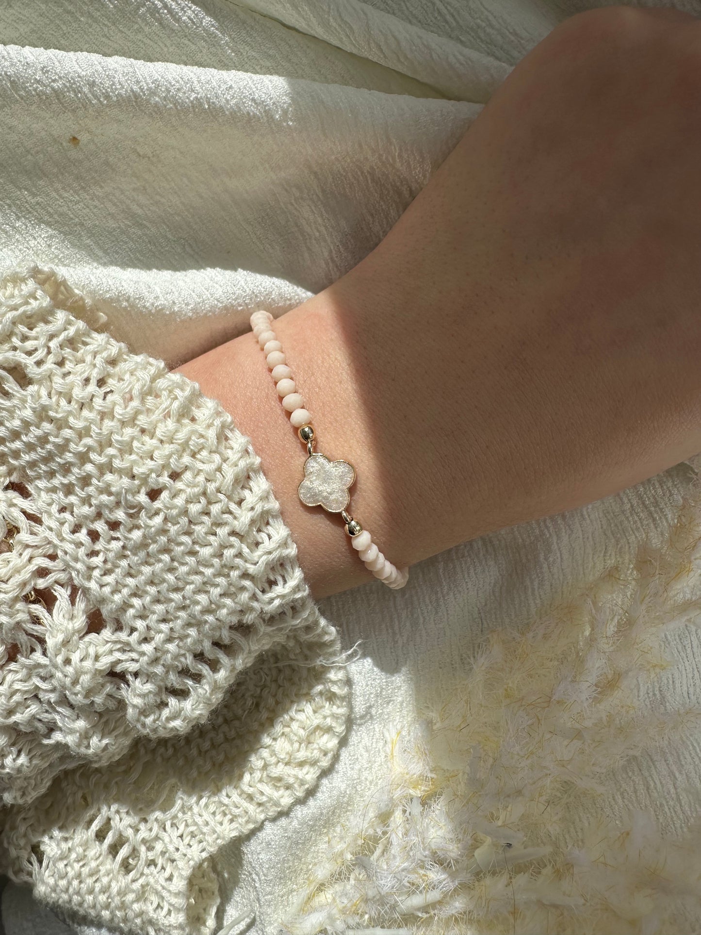 Perlenarmband Beige mit Kleeblatt Anhänger - 10453