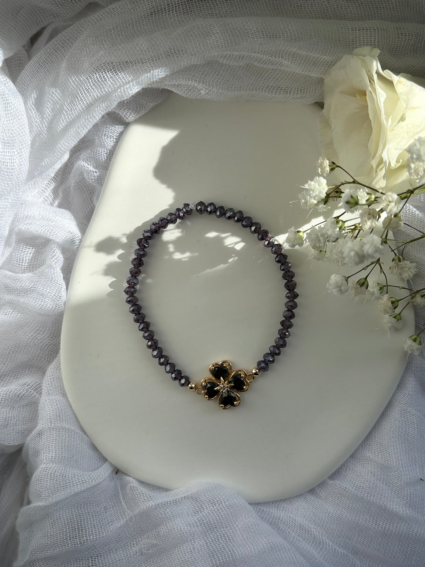 Perlenarmband mit Lila Kristallperlen und Kleeblatt Anhänger - 10585
