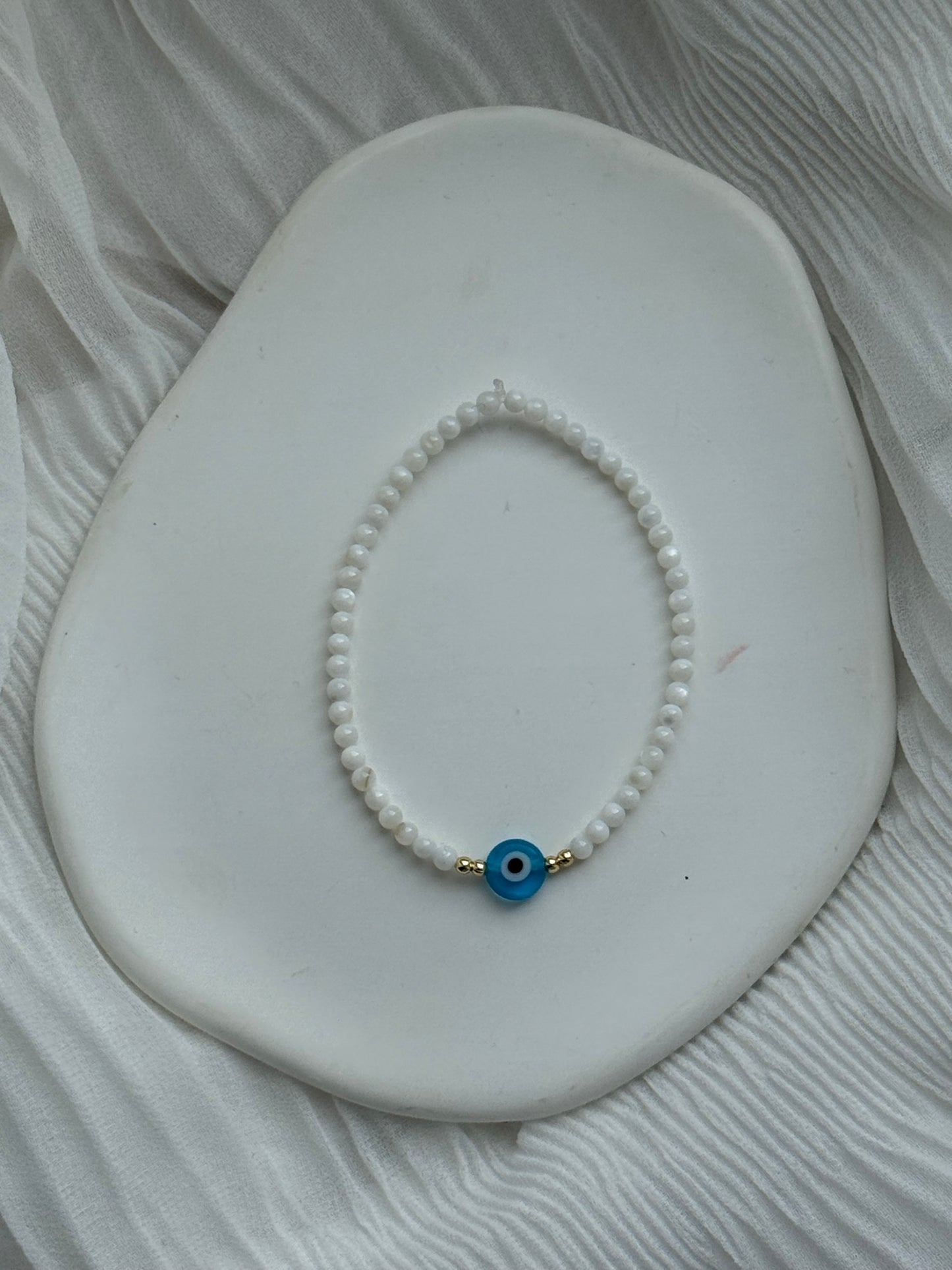 Perlenarmband mit Weißen Perlen, Goldenen Details + Nazar Anhänger - 111184