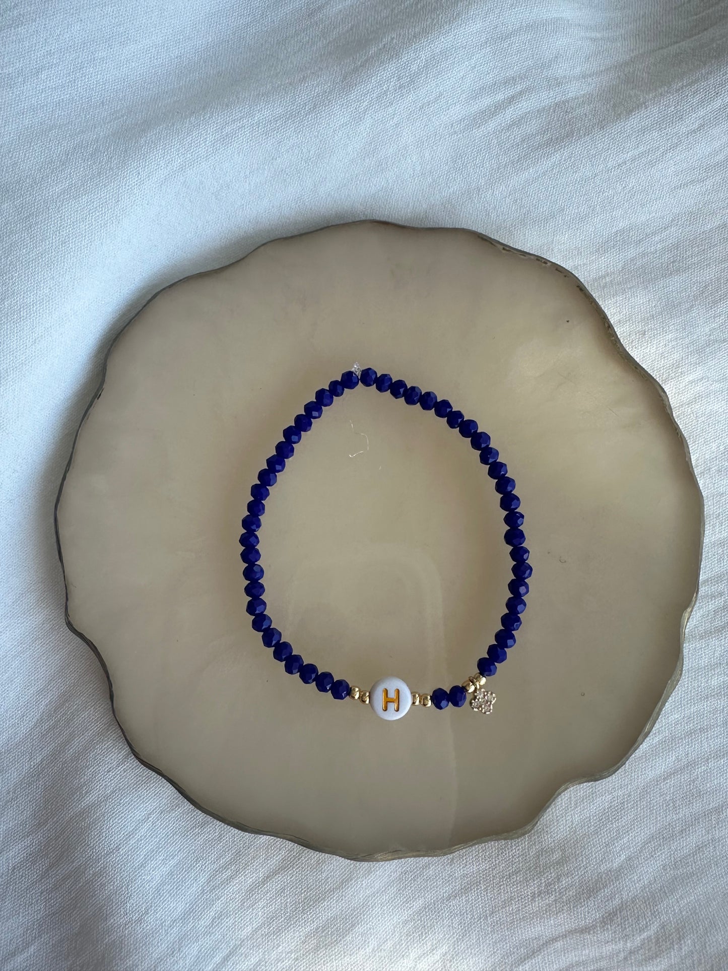 Perlenarmband personalisiert mit Blauen Kristallperlen und Kleeblatt Anhänger - 10264