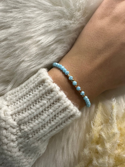 Perlenarmband mit Blauen Kristallperlen und goldenen Perlen - 10305