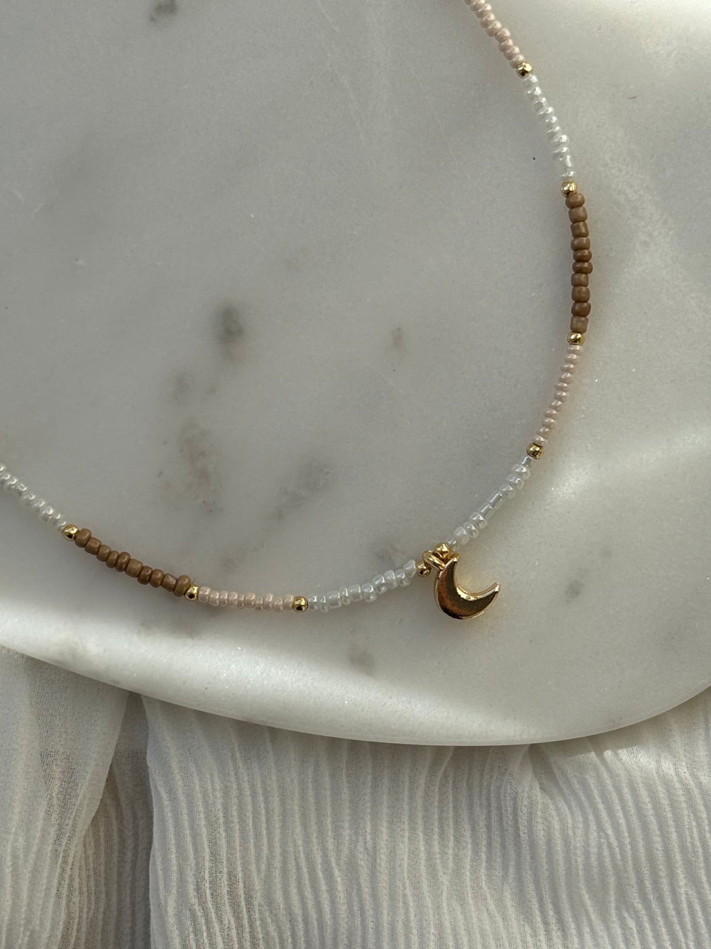 Perlenkette mit Beigen / Braunen / Weißen Perlen und Goldenen Perlen + Mond Anhänger - 11159