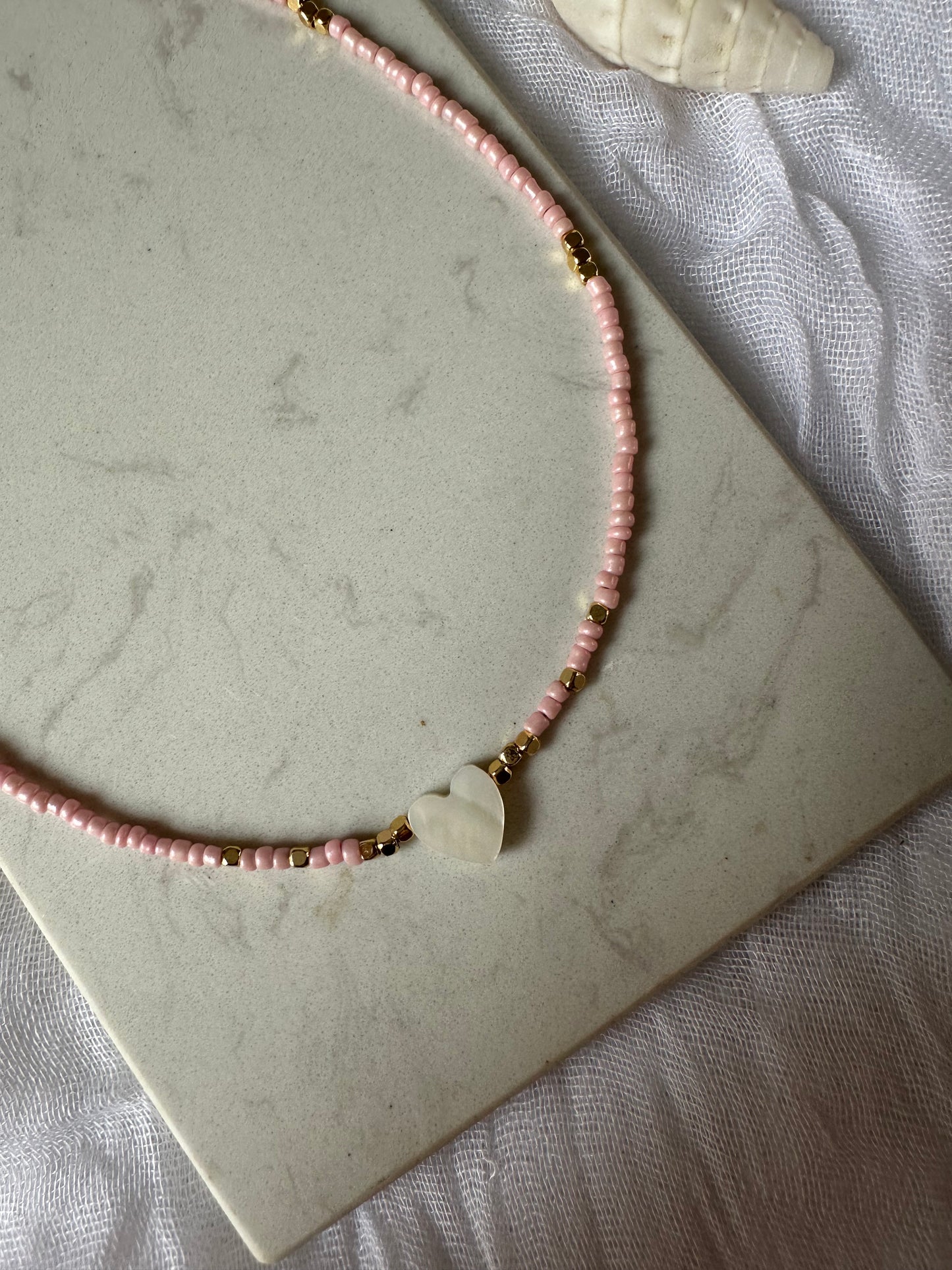 Perlenkette mit Rosa und Goldenen Perlen und Perlmutt Herz - 10168