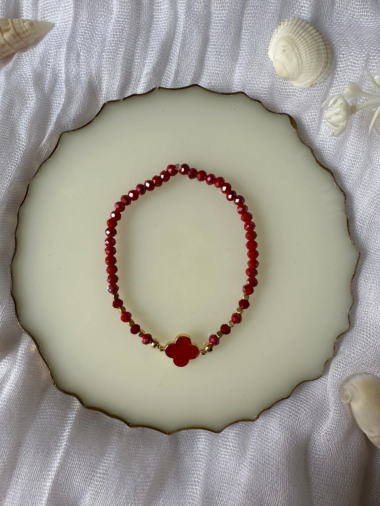 Perlenarmband mit Roten Kristallperlen und Kleeblatt Anhänger - 10321