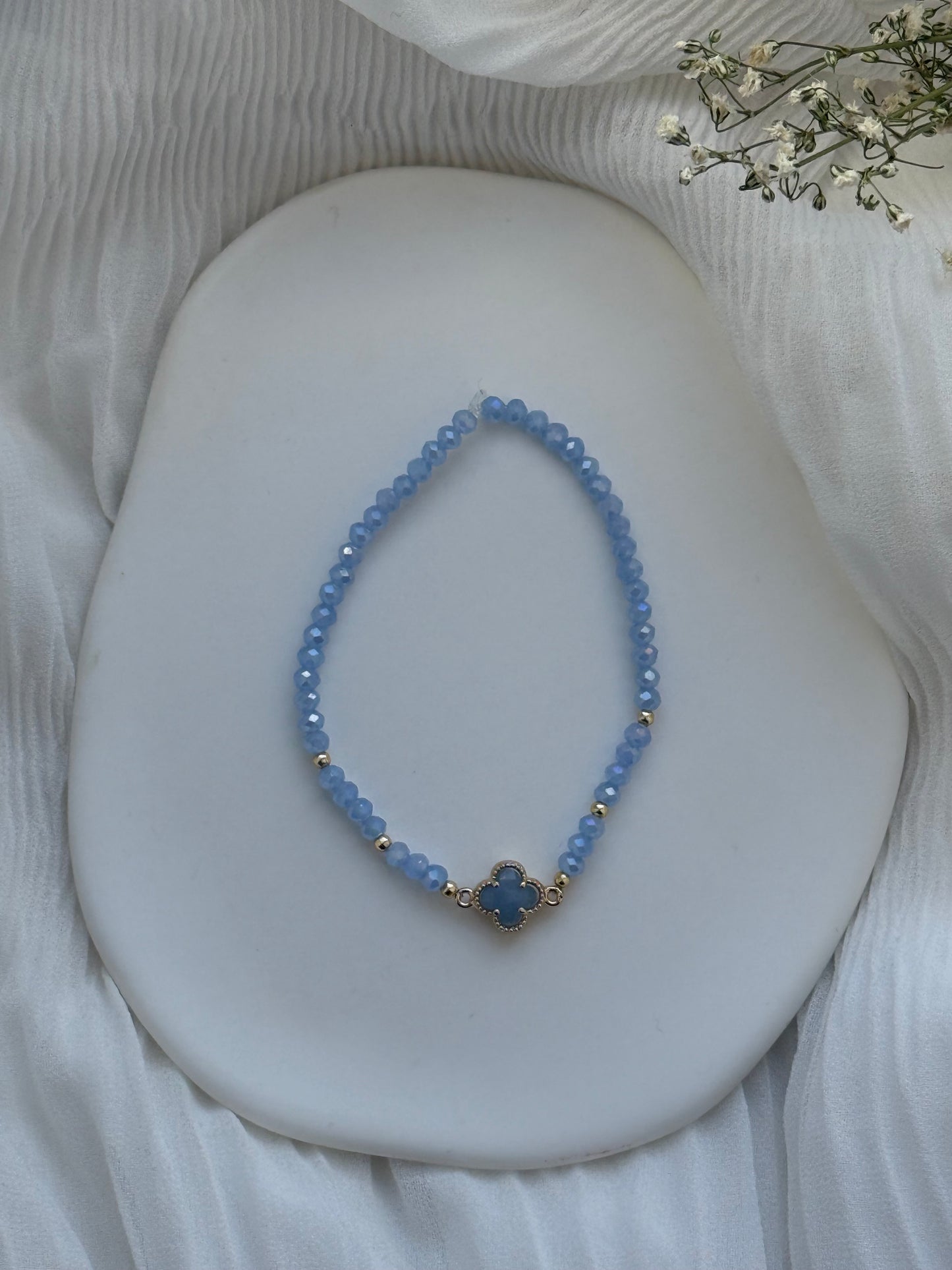 Perlenarmband mit Blauen Kristallperlen, Goldenen Perlen + Kleeblatt Anhänger - 2110